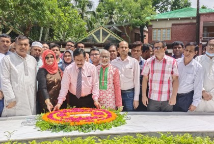 বঙ্গবন্ধুর সমাধিতে বিএসএমএমইউ উপাচার্যের শ্রদ্ধা