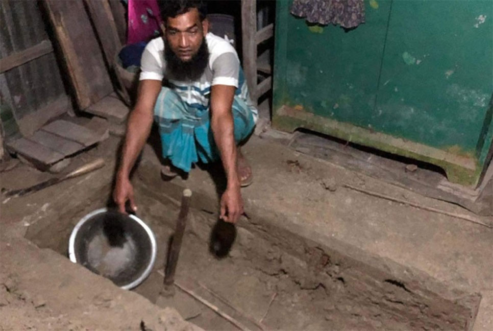 স্ত্রীকে ফেরাতে ব্যর্থ হয়ে নিজ ঘরেই কবর খুড়লেন স্বামী