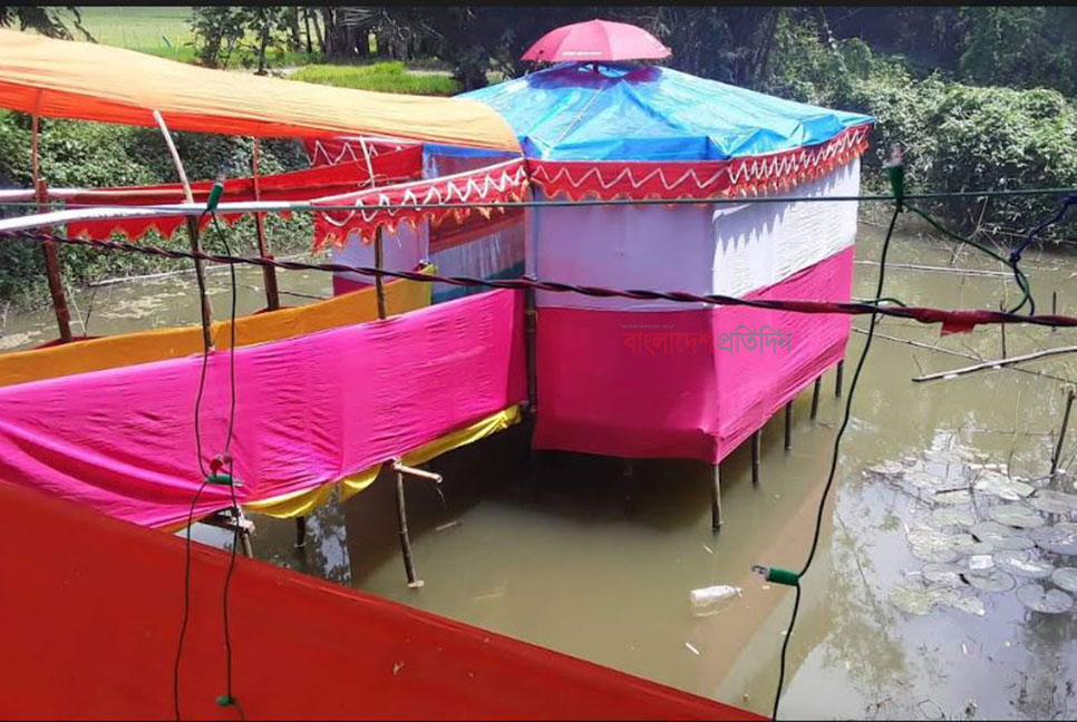 পুকুরের উপর বাসর ঘর!