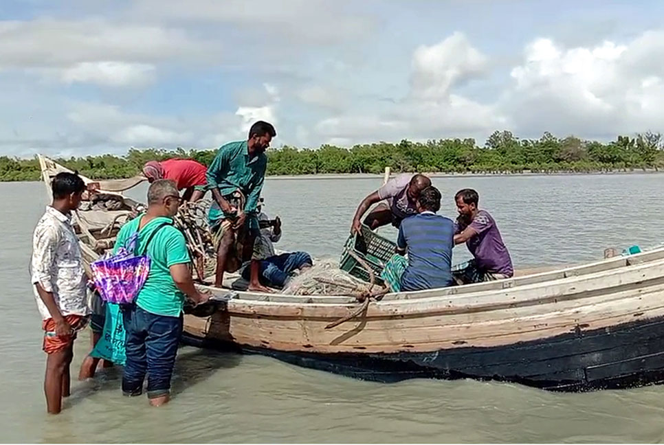 মধ্যরাতের পরে গভীর সমুদ্রে যাত্রা শুরু করবে জেলেরা