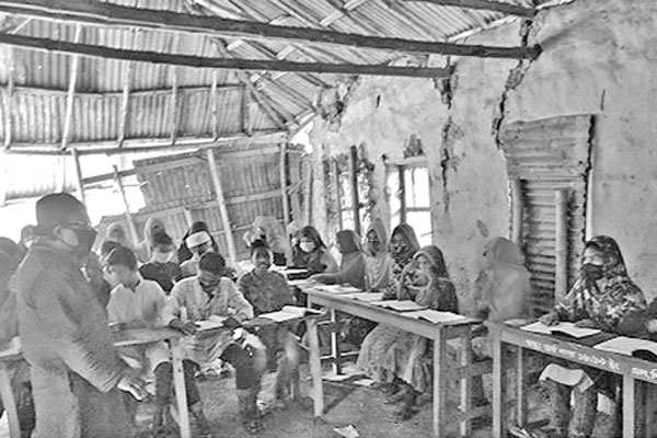জরাজীর্ণ শ্রেণিকক্ষে পাঠদান