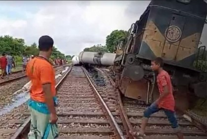 কুষ্টিয়ায় তেলবাহী ট্রেন লাইনচ্যুত 