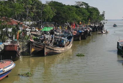 মধ্যরাতে সাগরে মাছ আহরণে নামছেন বাগেরহাটের ১৩ হাজার জেলে