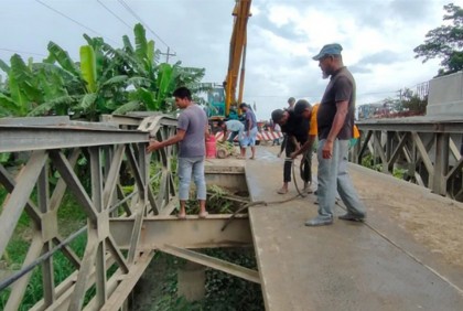 বেইলি সেতুর পাটাতন ভেঙে যান চলাচল বন্ধ