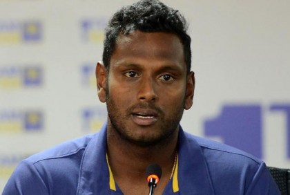 মাইলফলকের সামনে দাঁড়িয়ে ম্যাথুজ