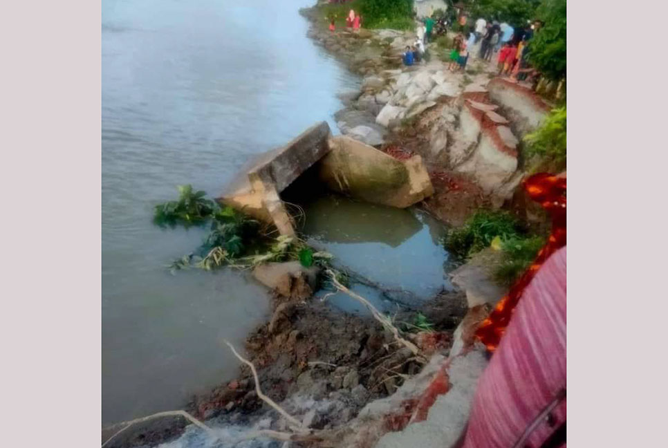 মাদারীপুরে সংযোগ সড়কের কালভার্ট ভেঙ্গে যোগাযোগ বিচ্ছিন্ন