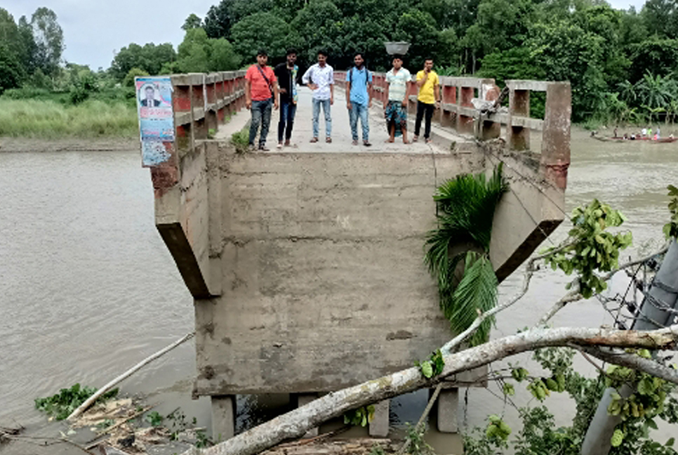 ভেঙে যাওয়া সংযোগ সড়কে ১০ গ্রামের মানুষের ভোগান্তি
