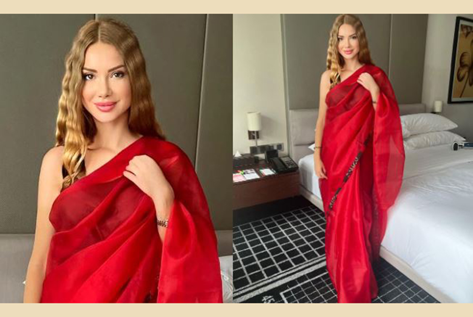 লাল শাড়িতে ওটিলিয়া