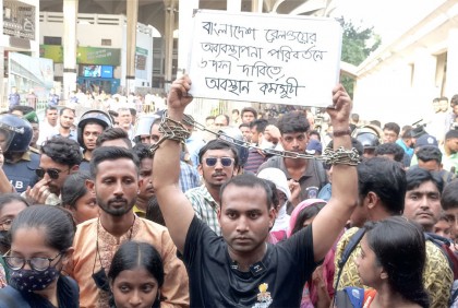 কমলাপুর স্টেশনে রনির ওপর পচা ডিম নিক্ষেপ


