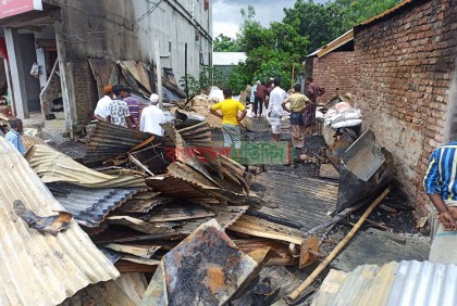 সিরাজগঞ্জে অগ্নিকাণ্ডে ৬ দোকান পুড়ে ছাই