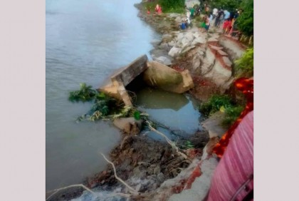 মাদারীপুরে সংযোগ সড়কের কালভার্ট ভেঙ্গে যোগাযোগ বিচ্ছিন্ন