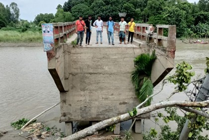 ভেঙে যাওয়া সংযোগ সড়কে ১০ গ্রামের মানুষের ভোগান্তি