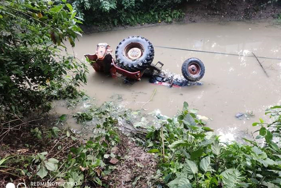 জয়পুরহাটে ট্রাক্টর উল্টে প্রাণ গেল চালকের
