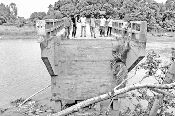 স্রোতে ভেঙে যাওয়া সংযোগ সড়কে ১০ গ্রামের বাসিন্দাদের ভোগান্তি