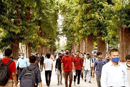রাবি ভর্তিযুদ্ধ: কেন্দ্রে আসতে শুরু করেছে ভর্তিচ্ছু-অভিভাবক 