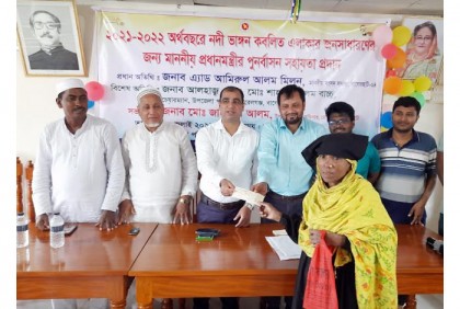 মোরেলগঞ্জে অসহায়দের মাঝে চেক বিতরণ