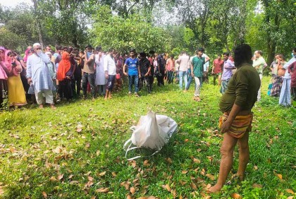 পুকুরে ভাসছিল হাত-পা ও কোমরে ইট বাঁধা নারীর মরদেহ