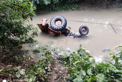 জয়পুরহাটে ট্রাক্টর উল্টে প্রাণ গেল চালকের
