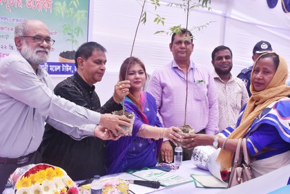 রাজবাড়ীতে গাছের চারা বিতরণ