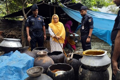 নবাবগঞ্জে গুড় কারখানায় অভিযান, ৬০ হাজার টাকা জরিমানা 