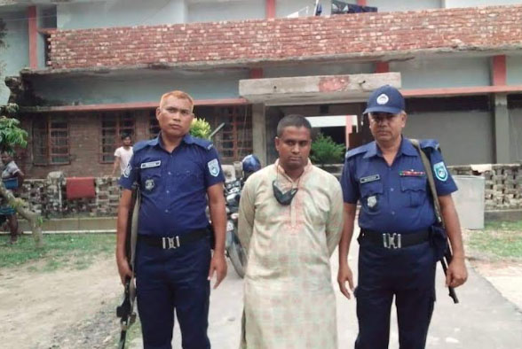ডিবি 
পরিচয়ে প্রতারণার অভিযোগে গ্রেফতার
