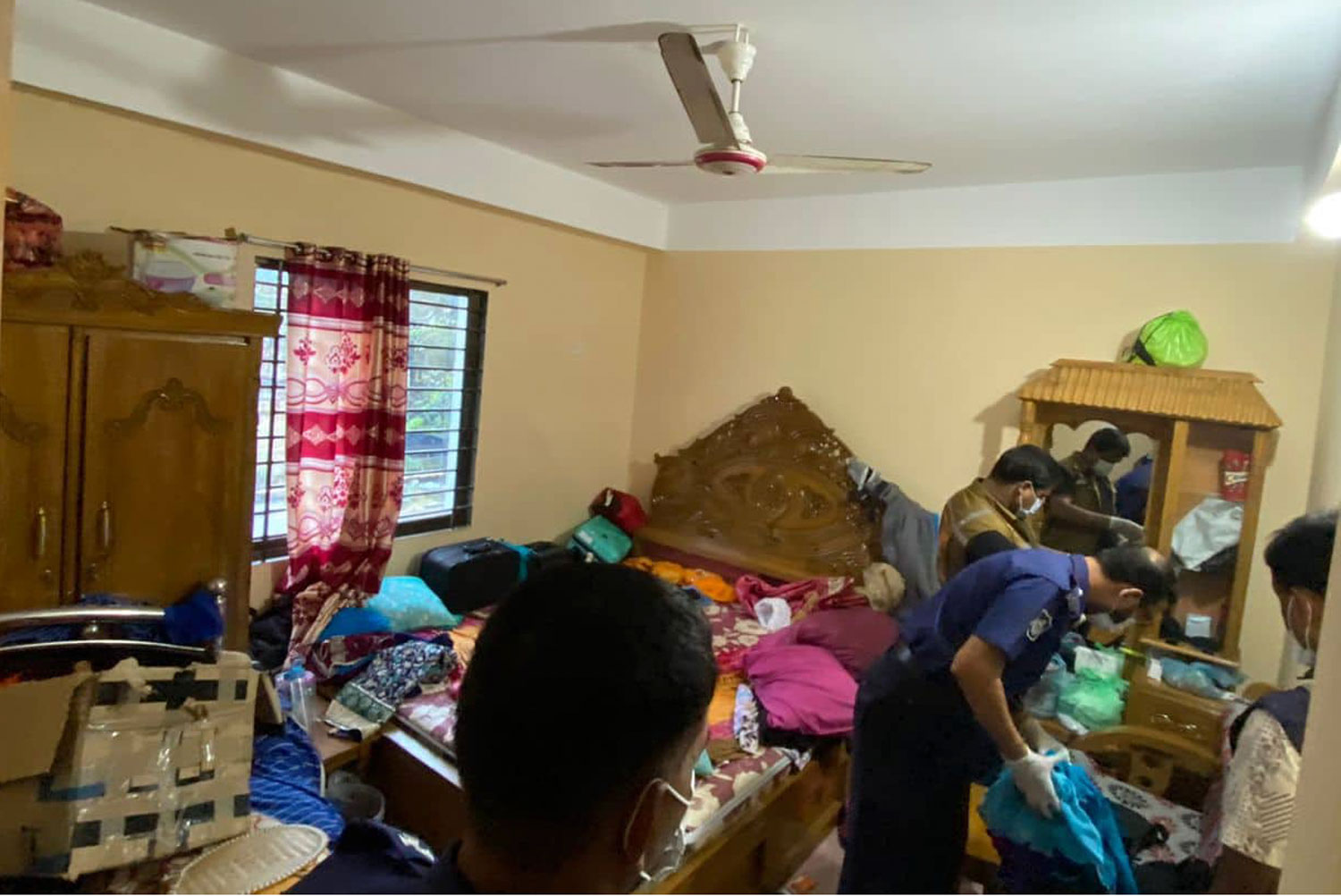 যুক্তরাজ্য প্রবাসী ৫ জনকে অচেতন অবস্থায় উদ্ধার, বাবা-ছেলের মৃত্যু