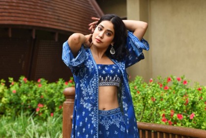 চুপিচুপি কার প্রোফাইল দেখেন জাহ্নবী?