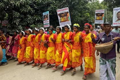 ভারতের রাষ্ট্রপতিকে অভিনন্দন জানিয়ে চাঁপাইনবাবগঞ্জে আদিবাসীদের আনন্দ শোভাযাত্রা