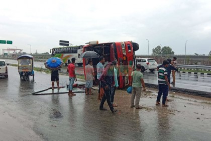 মাওয়া প্রান্তে পদ্মা সেতুতে বাস উল্টে আহত ১০