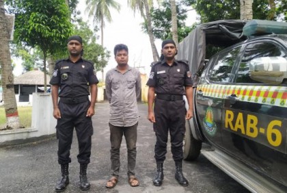 সাতক্ষীরায় র‌্যাবের অভিযানে অস্ত্রসহ যুবক আটক