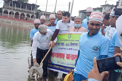 বেতাগীতে মৎস্য সপ্তাহ উপলক্ষে পোনা অবমুক্ত
