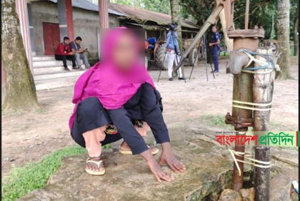 ইভিএম-এ ভোট দিতে এসে ফিঙ্গার না পাওয়ায় আঙুল ঘষামাজা