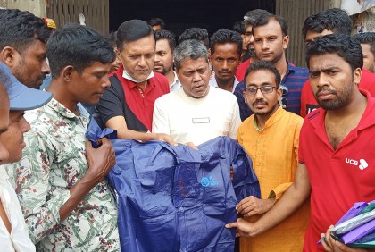 নোয়াখালীতে রিকশা চালকদের রেইনকোর্ট দিল স্বেচ্ছাসেবক লীগ