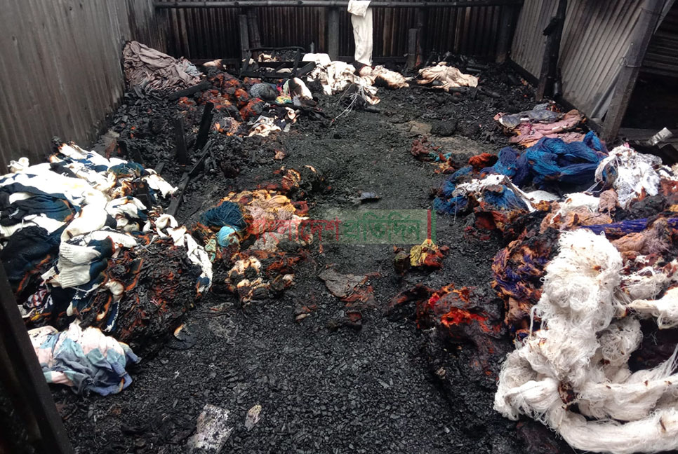 আদমদীঘিতে অগ্নিকাণ্ডে পুড়ে ১৩ সুতার দোকান ছাই 