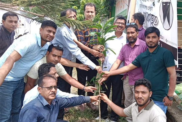 রূপগঞ্জ প্রেস ক্লাবের বৃক্ষরোপণে ভারতের প্রখ্যাত সাহিত্যিক দিলীপ রায়ের অংশগ্রহণ