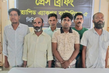 বিপুল পরিমাণ চোলাই মদসহ সিংড়ায় ৬ মাদক ব্যবসায়ী আটক