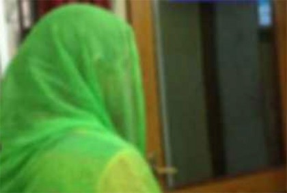 বিয়ের দাবিতে এসএসসি পরীক্ষার্থীর বাড়িতে দুই সন্তানের জননী
