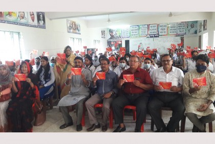 সাতক্ষীরায় সচেতনতা সৃষ্টিতে বাল্যবিবাহকে লাল কার্ড