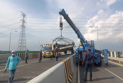 ঢাকা-মাওয়া এক্সপ্রেসওয়েতে চাকা ফেটে উল্টে গেল প্রাইভেটকার 

