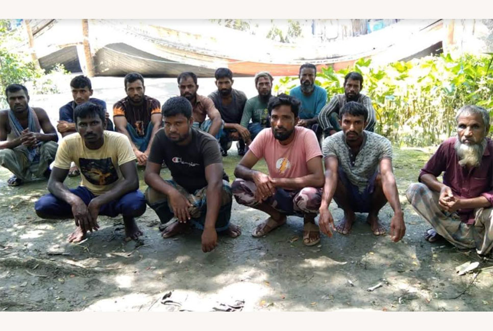 বঙ্গোপসাগরে ট্রলারে হামলায় ৩০ জেলে আহত, ১৩ লাখ টাকার মাছ লুট

