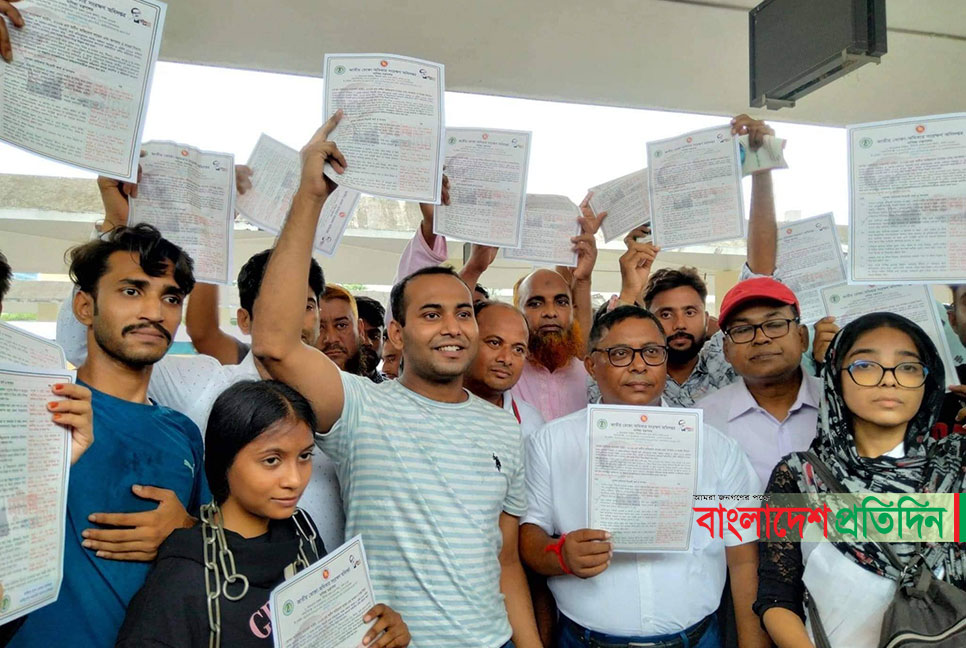 ছয় দফা দাবি নিয়ে এবার রাজশাহী রেলস্টেশনে গণসংযোগ রনির