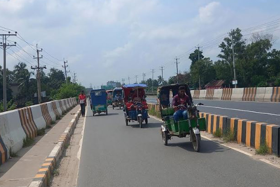 কালিয়াকৈরে ঢাকা- টাঙ্গাইল মহাসড়কে চলছে নিষিদ্ধ যানবাহন