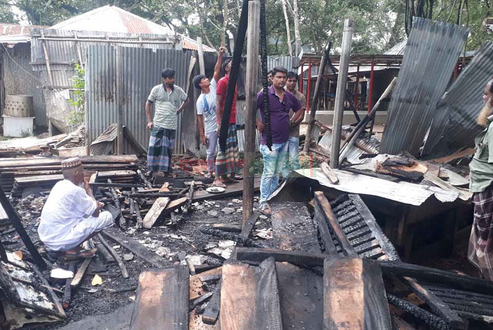 বগুড়ায় আগুনে পুড়লো কাঠমিস্ত্রির স্বপ্ন