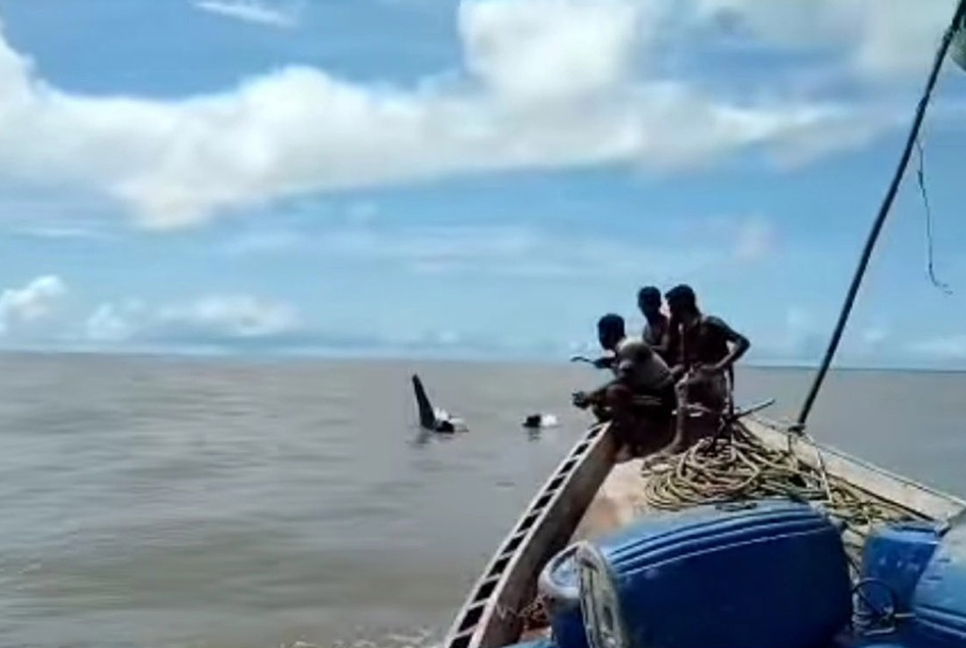 গভীর সমুদ্রে জলদস্যুদের ডুবিয়ে দেয়া ট্রলার উদ্ধার