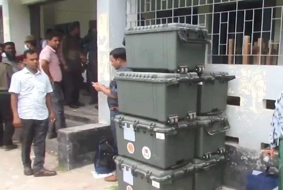 রাত পোহালেই শৈলকুপায় উপ-নির্বাচন, কেন্দ্রে সরঞ্জাম সরবরাহ