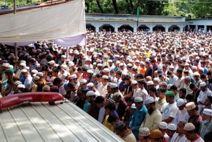 চট্টগ্রামে ট্রেনের ধাক্কায় নিহতদের মধ্যে পাঁচজনের জানাজা একসঙ্গে অনুষ্ঠিত