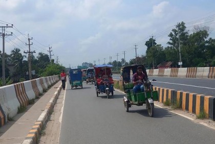 কালিয়াকৈরে ঢাকা- টাঙ্গাইল মহাসড়কে চলছে নিষিদ্ধ যানবাহন