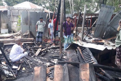 বগুড়ায় আগুনে পুড়লো কাঠমিস্ত্রির স্বপ্ন