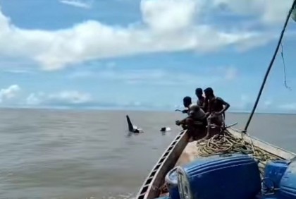 গভীর সমুদ্রে জলদস্যুদের ডুবিয়ে দেয়া ট্রলার উদ্ধার