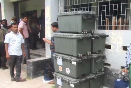 রাত পোহালেই শৈলকুপায় উপ-নির্বাচন, কেন্দ্রে সরঞ্জাম সরবরাহ